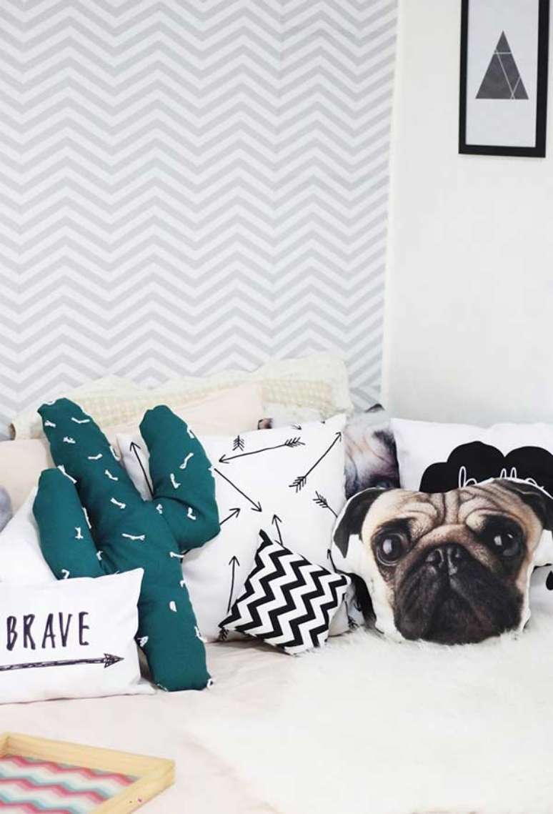 71. Quarto com almofadas divertidas na cama &ndash; Foto Pinterest