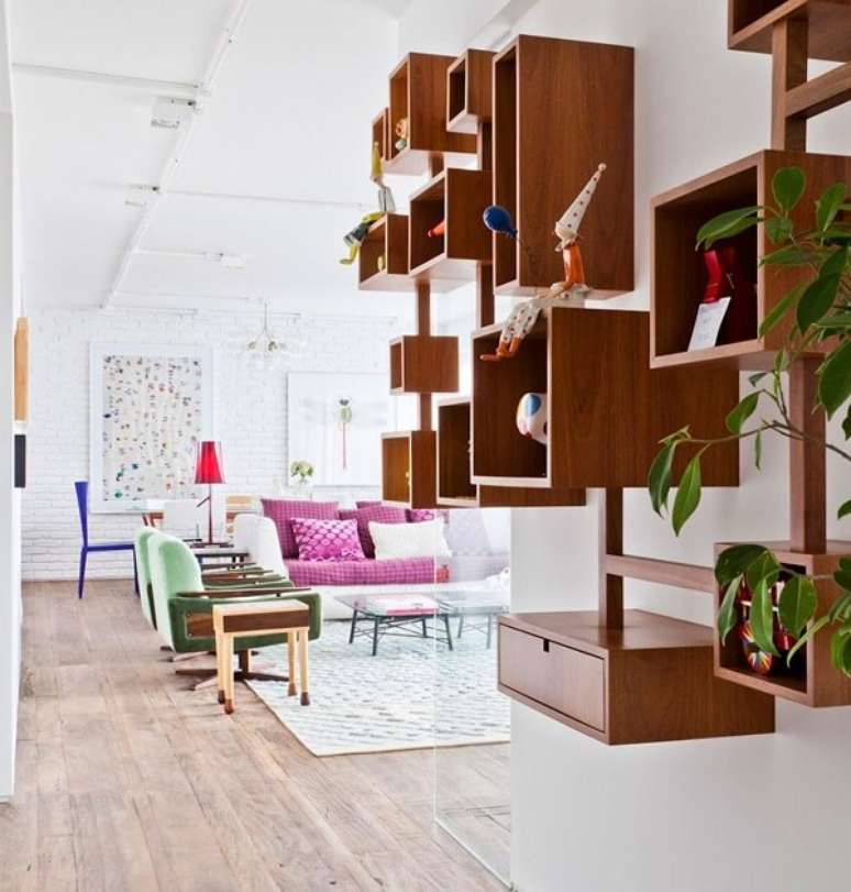 29. Sala de estar com nichos em madeira e sof&aacute; rosa. Projeto por Fl&aacute;via Gerab Tayar