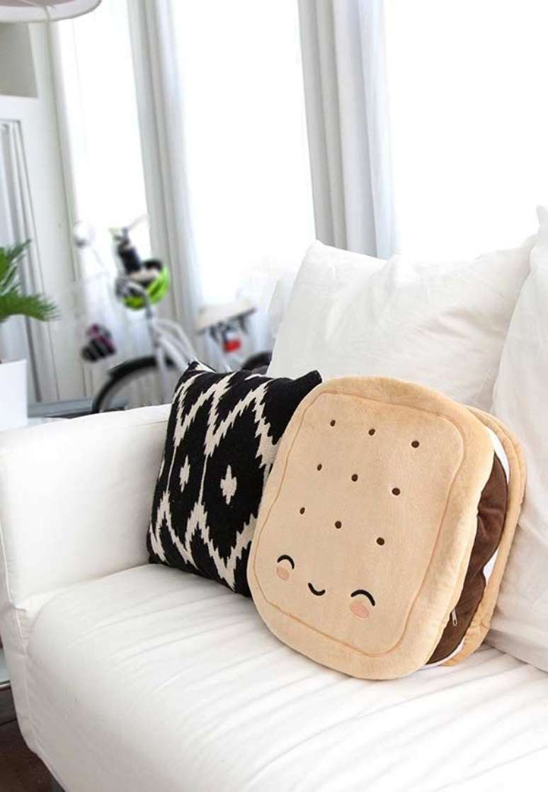 50. Almofadas divertidas para sala de estar clean – Foto Pinterest