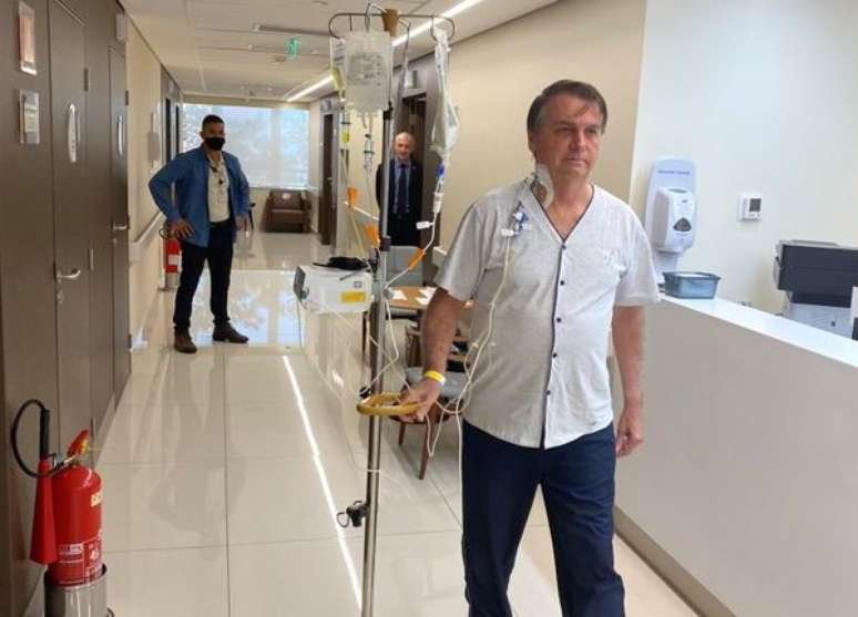 Bolsonaro caminha pelos corredores de hospital em São Paulo