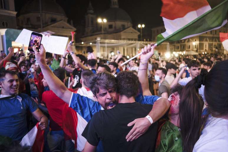 Torcedores comemoram em Roma a vitória da seleção italiana sobre a Bélgica