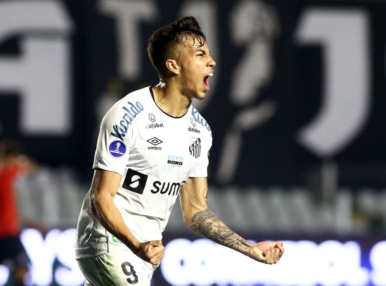 Kaio Jorge comemora após marcar o gol que garantiu a vitória do Santos sobre o Independiente