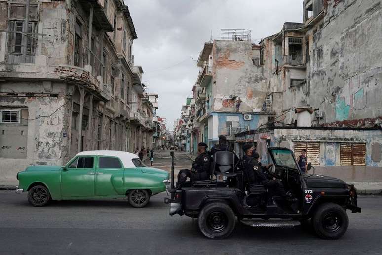 Carro das for&ccedil;as de seguran&ccedil;a em rua de Havana
13/07/2021
REUTERS/Alexandre Meneghini