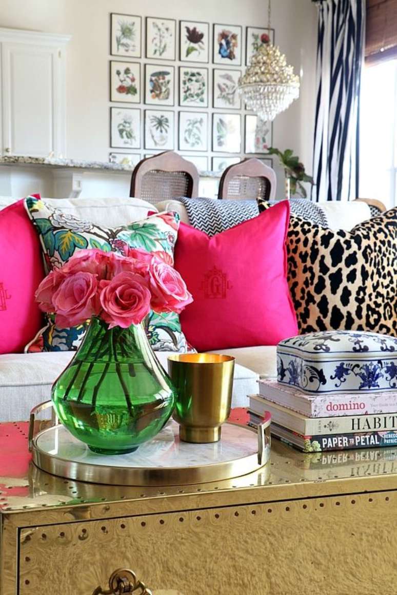 12. Sofá branco com almofadas coloridas e estampadas – Foto Pinterest