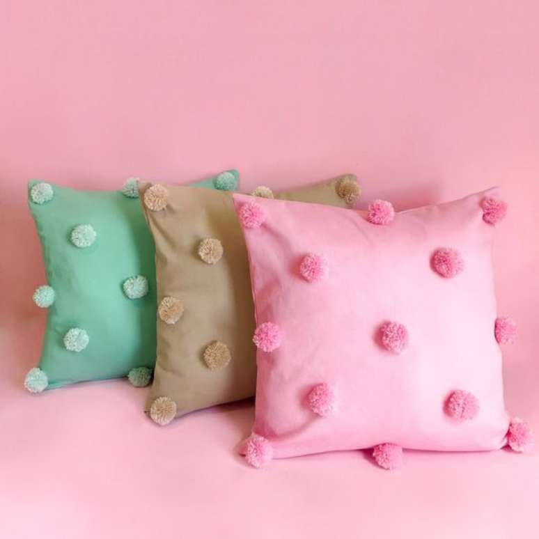 32. Almofadas divertidas com pompoms em tons pasteis – Foto Pillow Pink