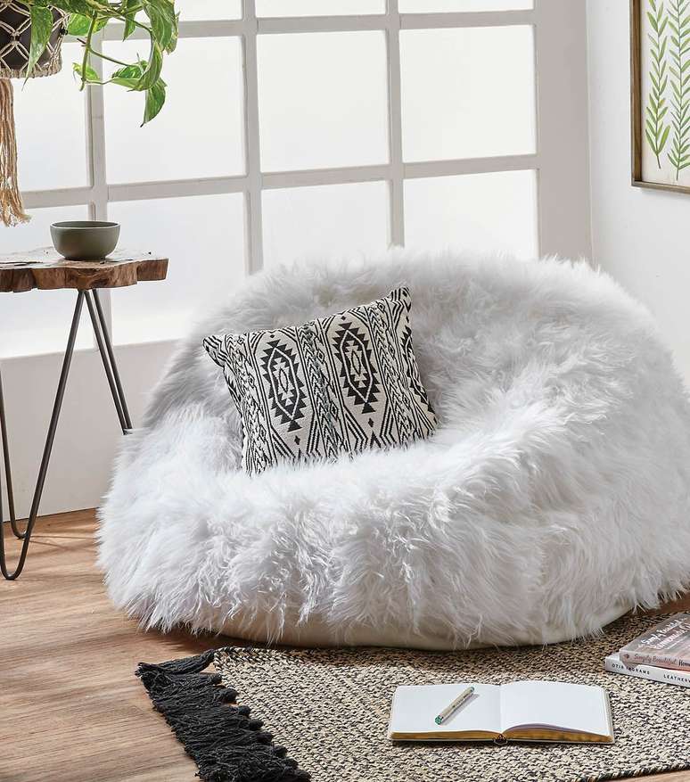 69. Puff fof&atilde;o branco de pelucia com almofada estampada &ndash; Foto Pinterest