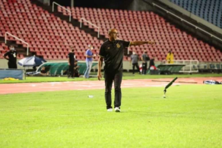 Felipe Surian na beira do gramado do Estádio Castelão, em São Luís (Foto: Divulgação/Sampaio Corrêa)