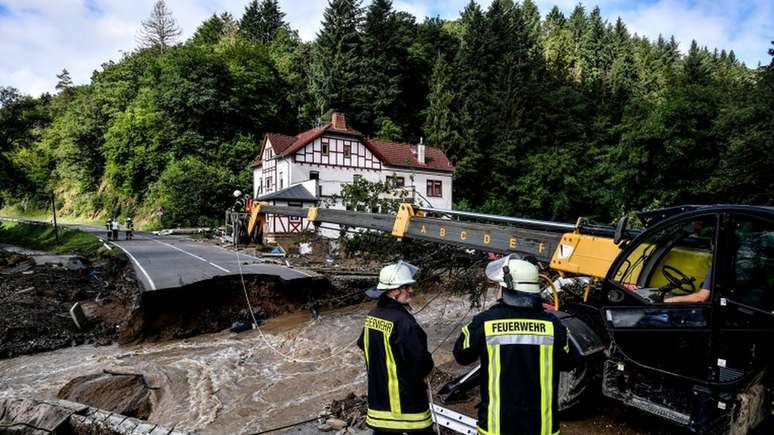 Bombeiros fazem resgates e tentar reparar os danos causados ​​pelas enchentes em Schuld, na Alemanha