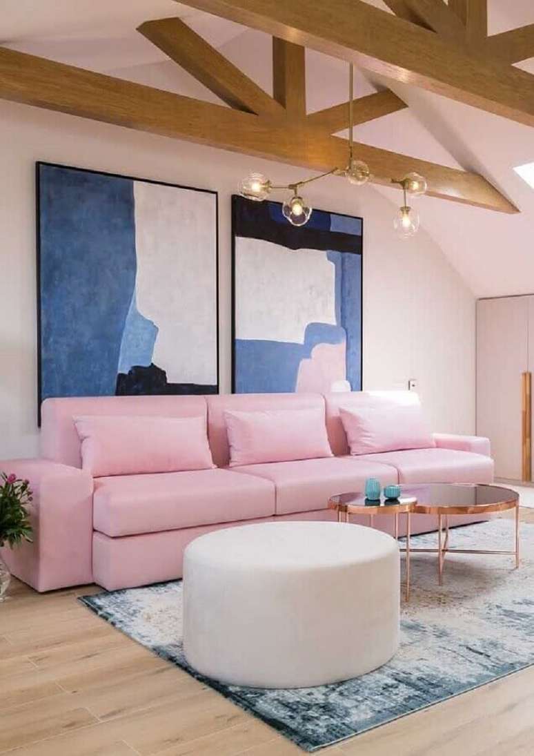 62. Sof&aacute; rosa claro para decora&ccedil;&atilde;o de sala com puff redondo e lustre moderno &ndash; Foto: Pinterest