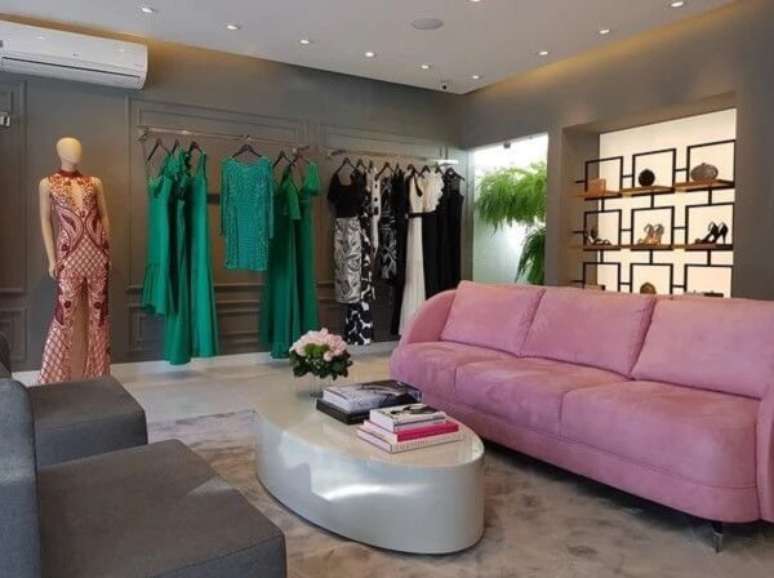 38. Sof&aacute; rosa de veludo e mesa de centro feito em madeira. Projeto por Studio Costa + Azevedo