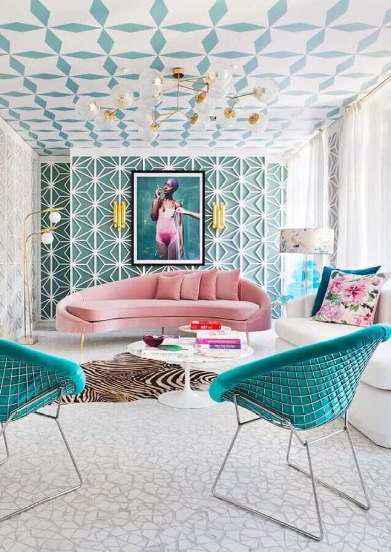 61. Sala moderna decorada com sof&aacute; rosa claro e poltrona azul &ndash; Foto: Pinterest