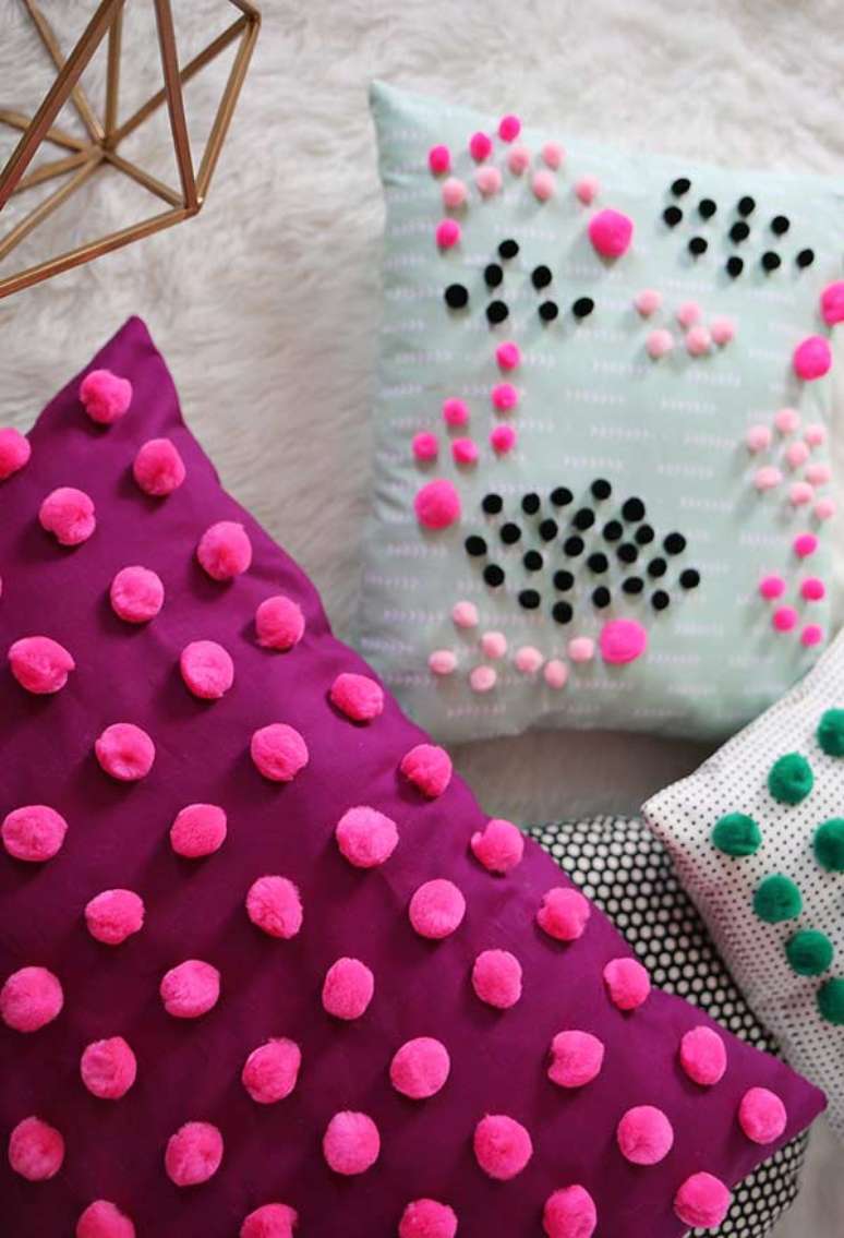 43. Almofadas divertidas e coloridas para sala de estar – Foto Pinterest