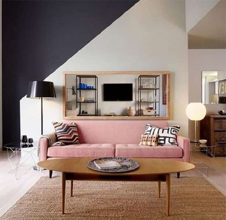 51. Sof&aacute; rosa com mesa de centro feita em madeira. Fonte: Just Lia