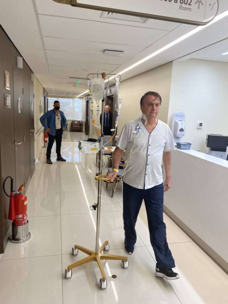 Foto de Bolsonaro em hospital foi publicada em sua conta no Twitter durante internação em São Paulo