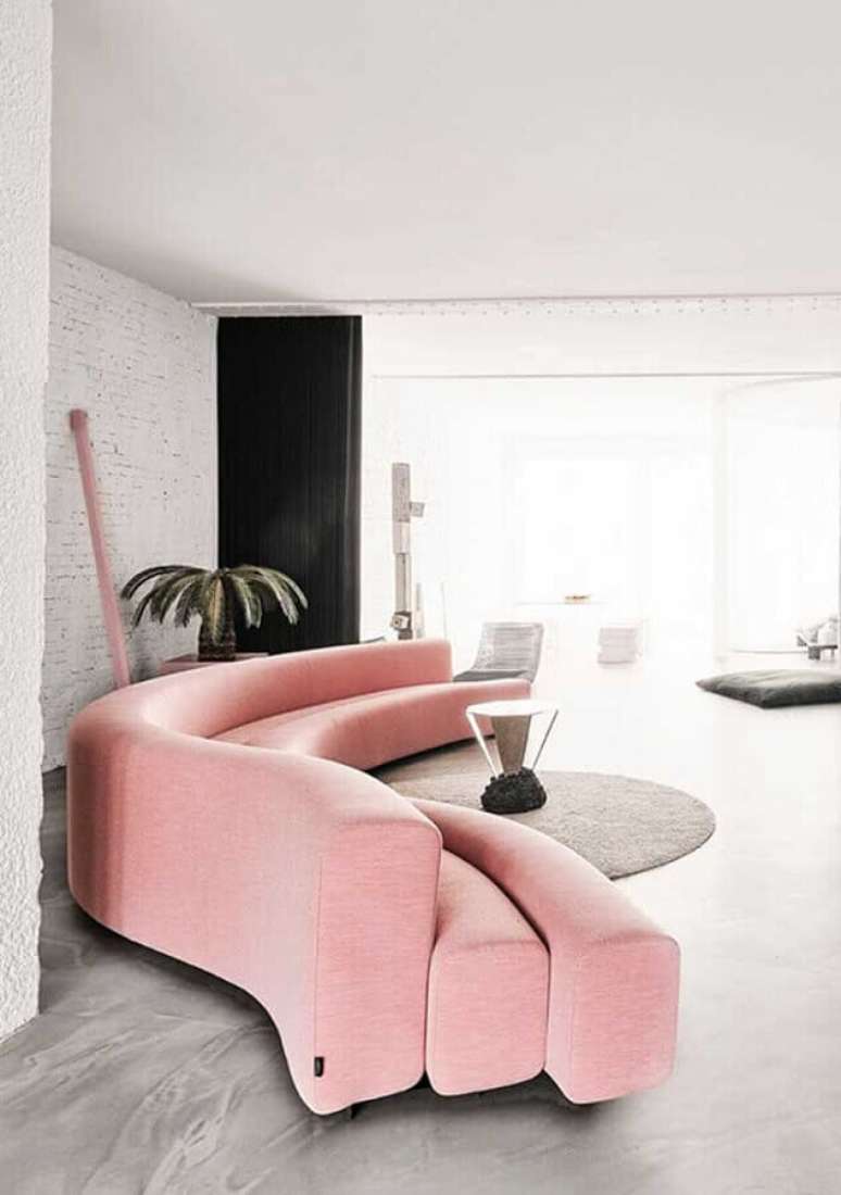 59. Sala contempor&acirc;nea decorada com sof&aacute; rosa moderno &ndash; Foto: Architecture Art Designs