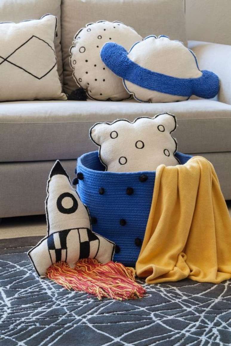 79. Sala com almofadas divertidas de planetas &ndash; foto Burke DEcor