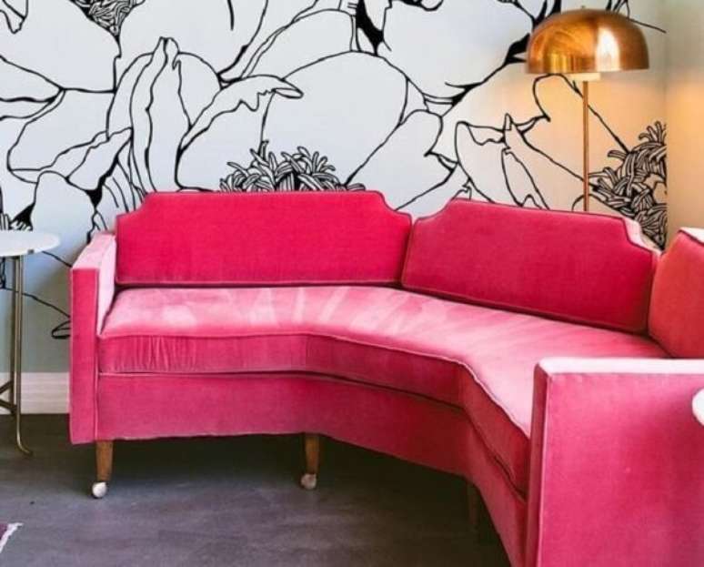 6. Sof&aacute; rosa de veludo e lumin&aacute;ria com c&uacute;pula dourada. Fonte: Revista Viva Decora
