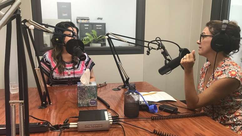 Heloiza Barbosa (à direita) entrevista a doméstica Paula Costa para o Faxina Podcast