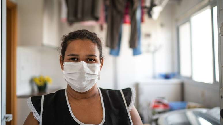 No Brasil, domésticas foram dispensadas em massa em meio à pandemia