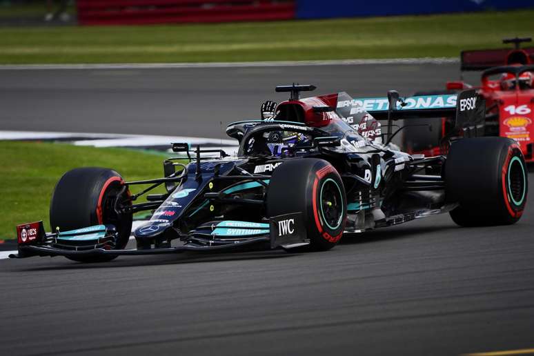 Lewis Hamilton superou Max Verstappen e levantou o público nas arquibancadas em Silverstone 