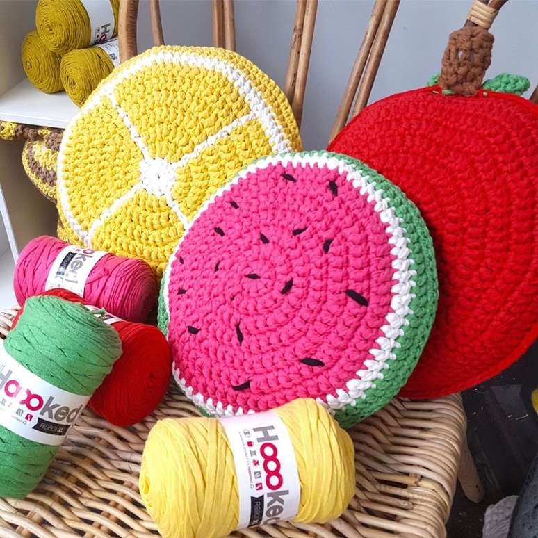 39. Almofadas divertidas de croche com formato de frutas – Foto Hooedyarn