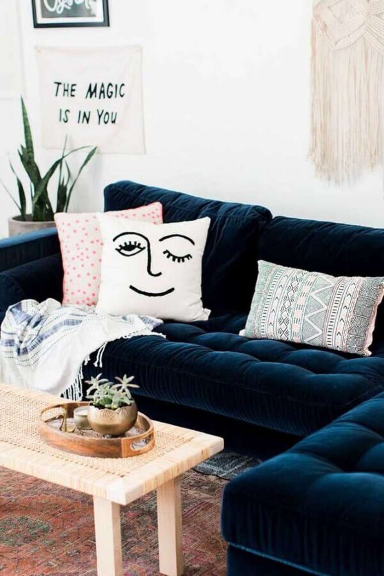 82. Sofá azul marinho em L com almofadas divertidas – Foto Pinterest
