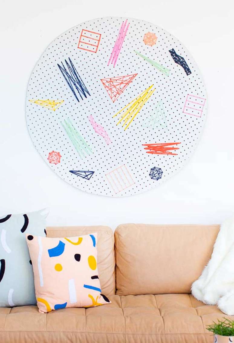 11. Sof&aacute; rose gold com almofadas divertidas e coloridas &ndash; Foto Pinterest