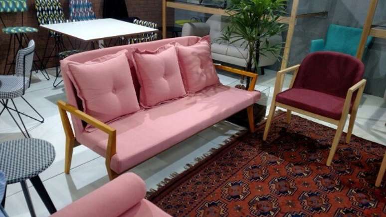 18. Conjunto de sof&aacute; rosa com poltronas. Fonte: Mobili&aacute;rio Daf