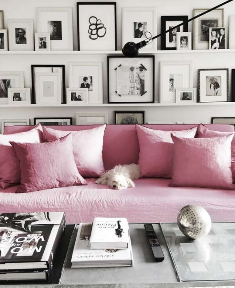 19. As almofadas desta sala de estar se harmonizam com o sof&aacute; rosa. Fonte: Pinterest