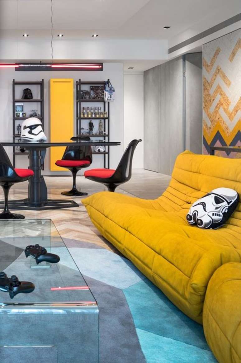 65. Decora&ccedil;&atilde;o geek star wars com sof&aacute; amarelo e almofada de stormtroompers &ndash; Foto Casa Vogue