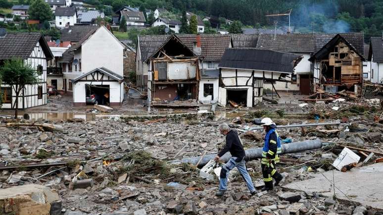 A inundação deixou pilhas de destroços em Schuld, na Alemanha