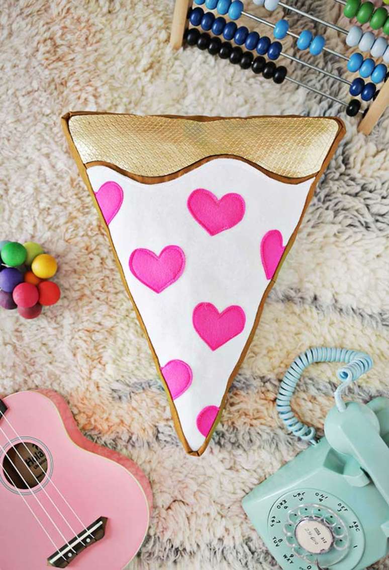 45. Almofadas divertidas em formato de pizza para sala de estar criativa – Foto Pinterest