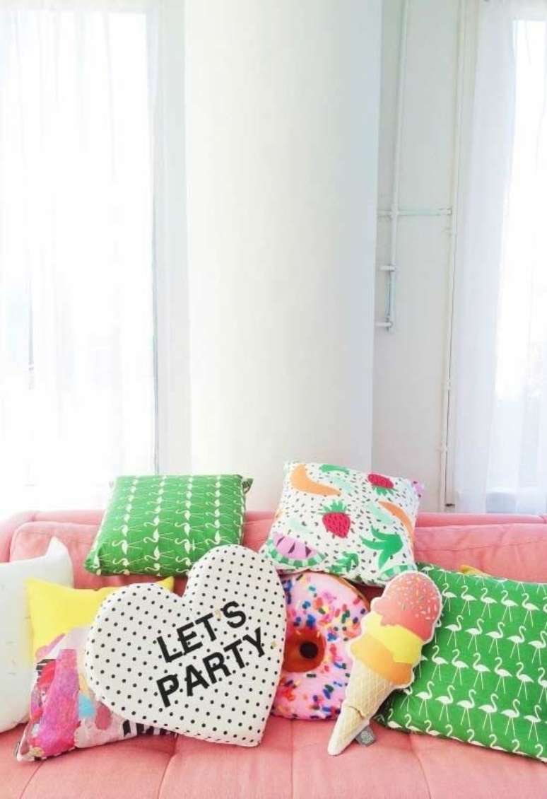 7. Sofá rosa com almofadas divertidas variadas – Foto Pinterest