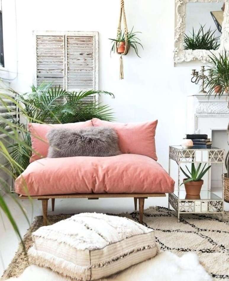 24. Sof&aacute; cor de rosa pequeno com estrutura de madeira. Fonte: Pinterest