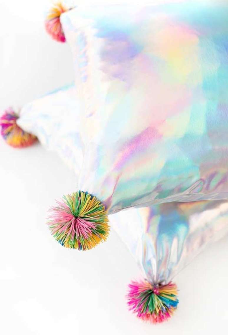 35. Almofadas divertidas com tecido hologr&aacute;fico &ndash; Foto Pinterest