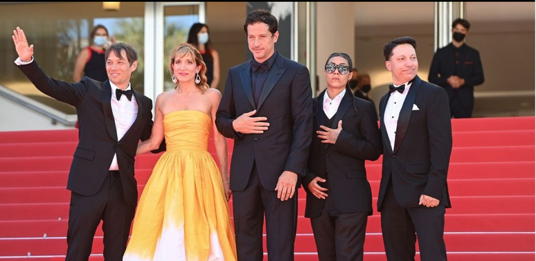 Sean Baker e sua equipe na première de "Red Rocket" em Cannes