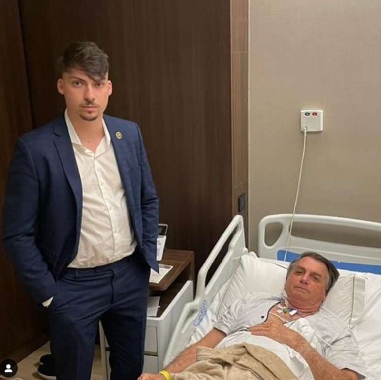 Renan Bolsonaro visita o pai que segue internado e sem previsão de alta