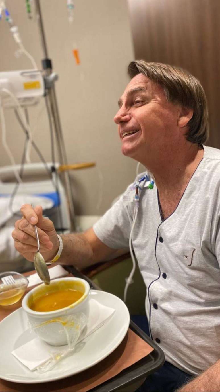Presidente postou uma foto se alimentando na manhã deste sábado, 17; Desde a sexta-feira, de acordo com a assessoria do hospital, Bolsonaro aceita bem a alimentação via oral.