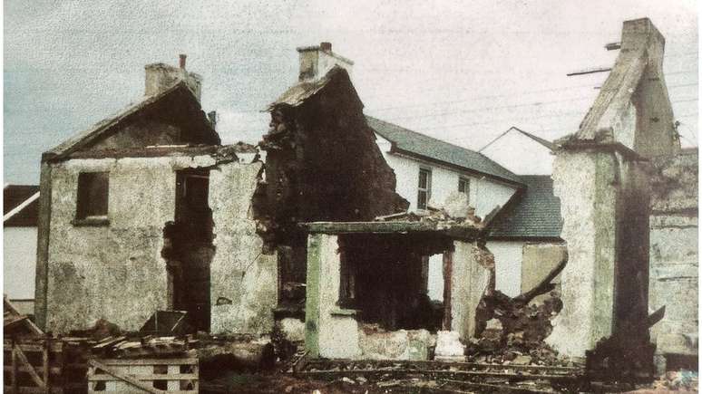 Correram rumores de inc&ecirc;ndio criminoso e, mais tarde, de que a casa havia sofrido consider&aacute;veis ​​danos causados por tempestade