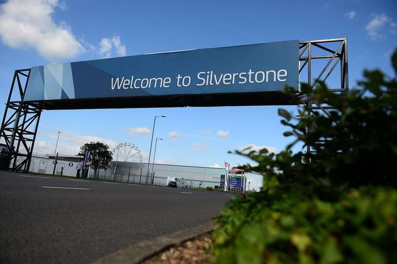 Silverstone recebe a F&oacute;rmula 1 com um s&aacute;bado de sol e calor para corrida sprint 