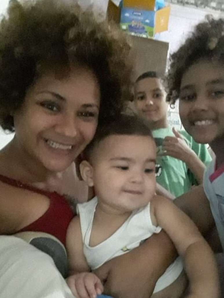 Desempregada, Tânia Taylor diz que não teria condições de comprar leite para a filha de 1 ano e 6 meses sem o aplicativo Facily