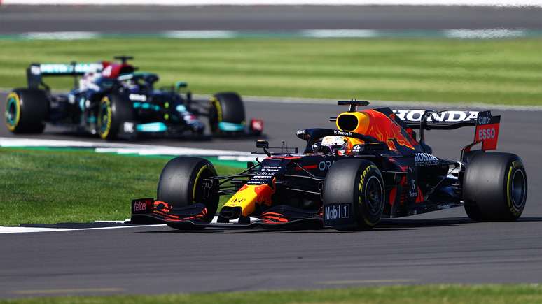 Max Verstappen superou Lewis Hamilton na largada da primeira corrida sprint da história 