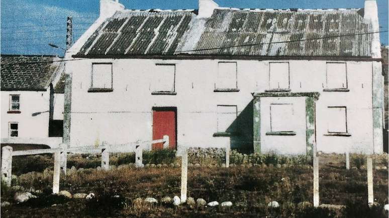 A casa foi pintada de branco antes de Neville deixar a Irlanda rumo &agrave; Nova Zel&acirc;ndia
