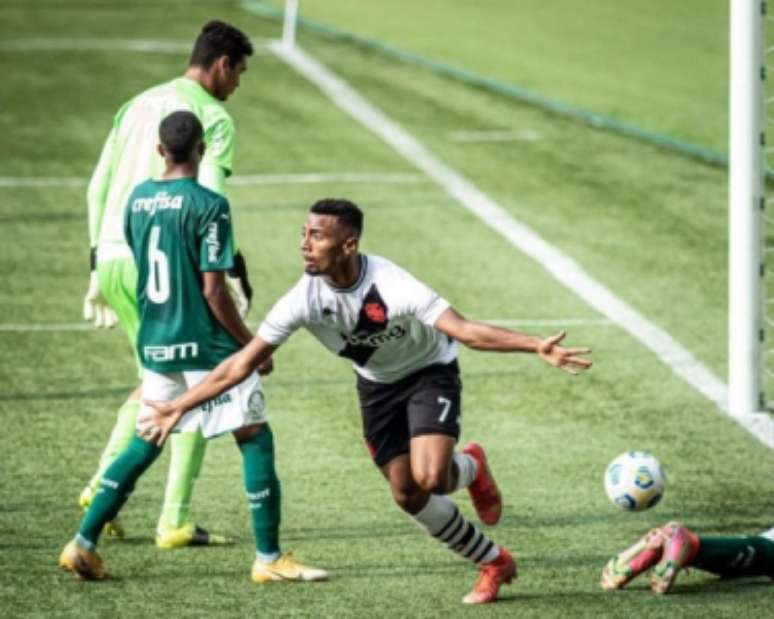 Paixão comemora gol do Vasco (Carlos Santana/Portal da Base)