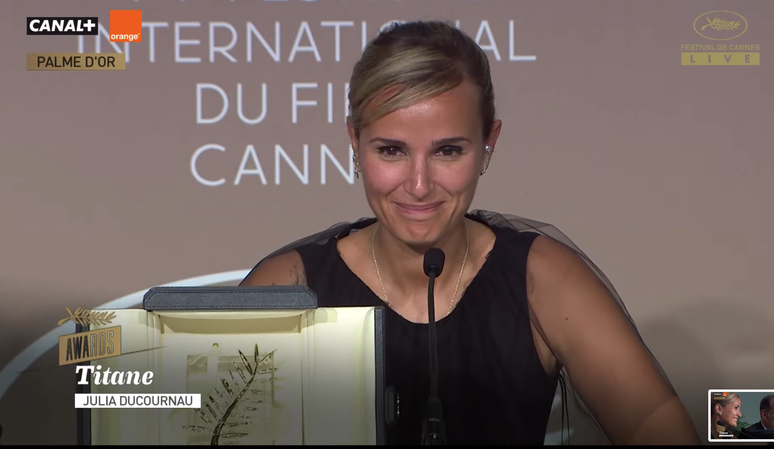 Julia Ducournau com sua Palma de Ouro, na coletiva de Imprensa após a premiação
