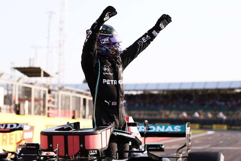 Lewis Hamilton comemora o 1º lugar no qualify - mas sem levar a pole.