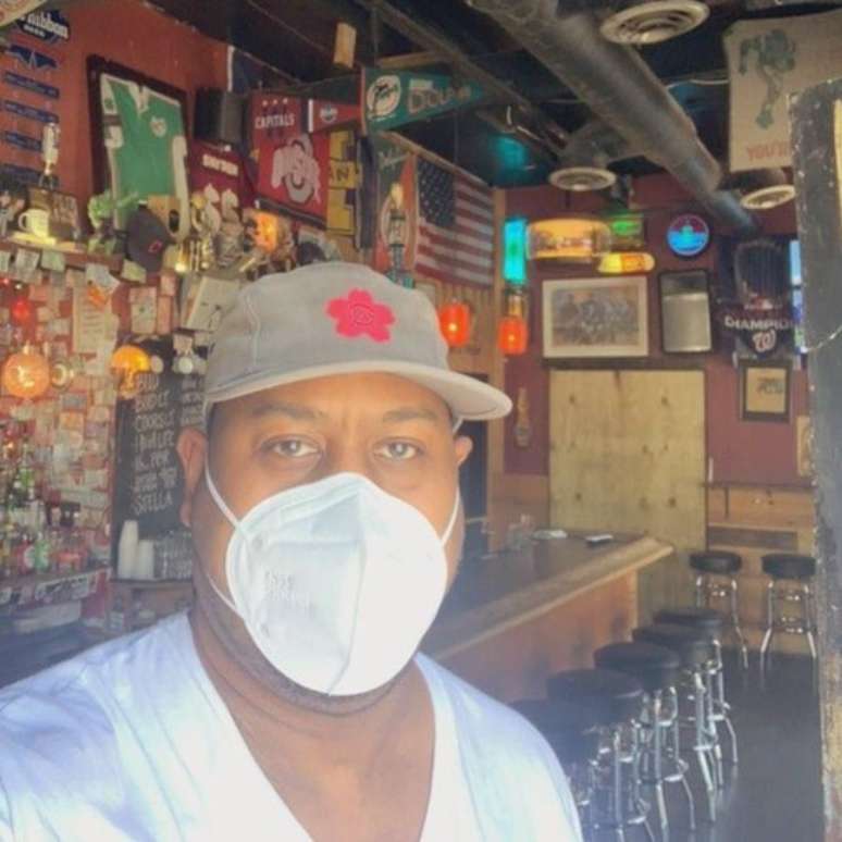 O bartender Eugene Barnett afirma que trabalhadores do seu setor n&atilde;o aceitam mais ganhar 9 d&oacute;lares por hora e por isso vagas ficam abertas por muito tempo