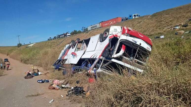 Ônibus cai em ribanceira e deixa pelo menos 3 mortos em Rio Claro