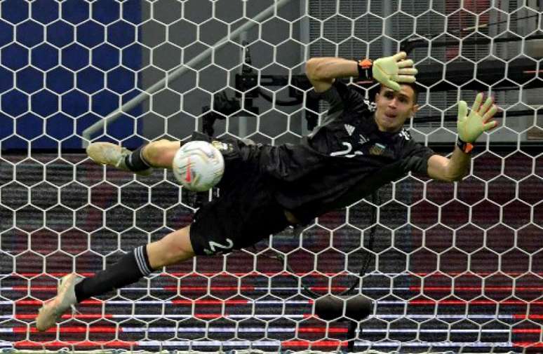 Emiliano Martínez diz que incorporou um Super Saiyajin ao lado de Messi (NELSON ALMEIDA / AFP)