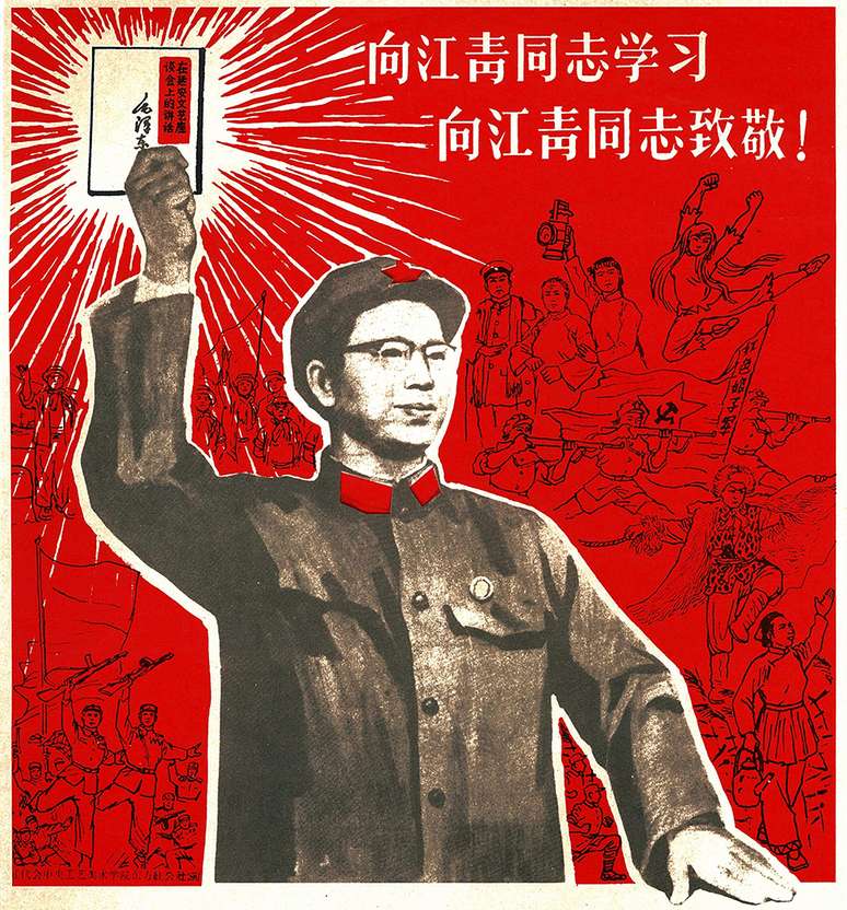 Um dos cartazes com a imagem de Jiang Qing segurando famoso "Livro Vermelho" de Mao